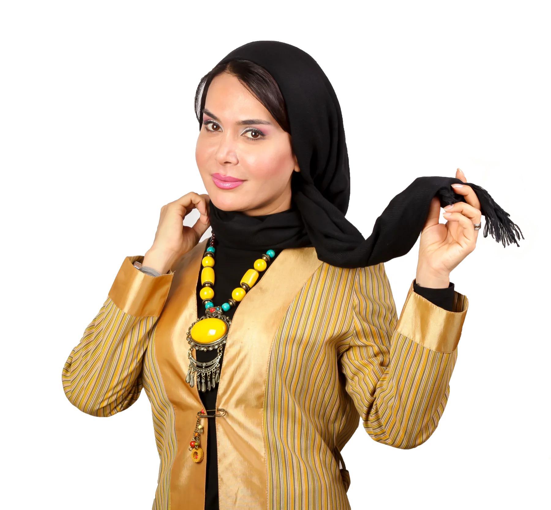 پرتره استودیویی شیوا بلوریان با کت راه‌راه طلایی